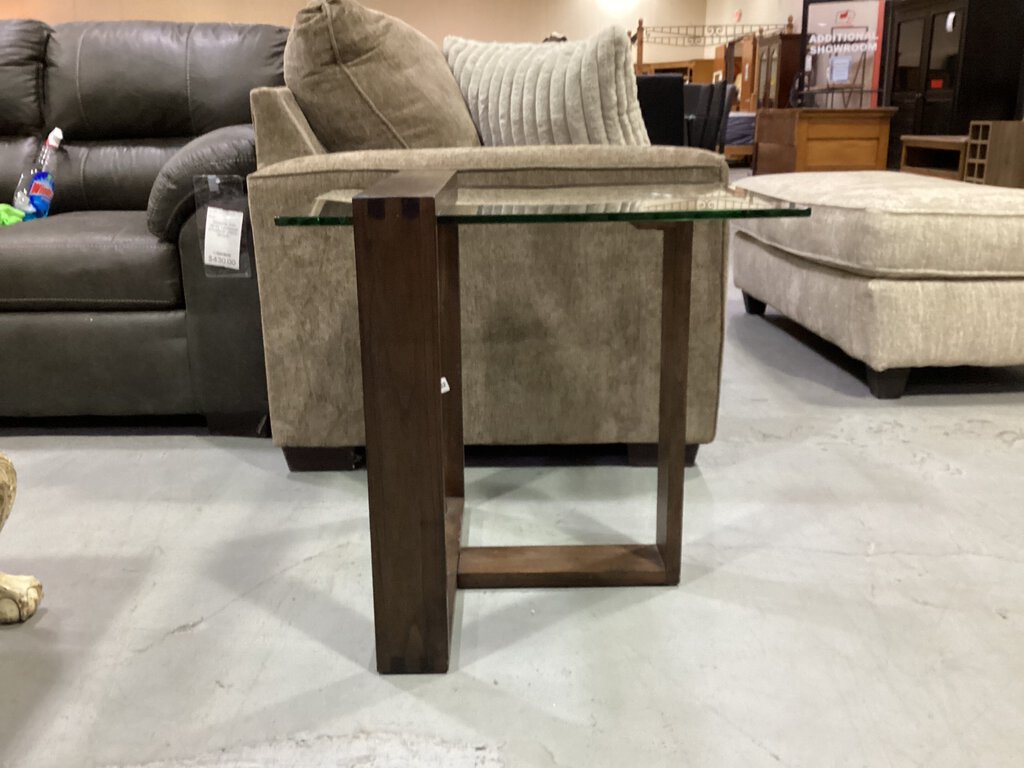 82462 - Magnussen Bristow End Table 22x26x25
