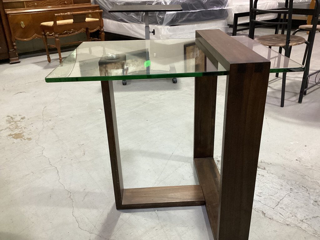 82462 - Magnussen Bristow End Table 22x26x25