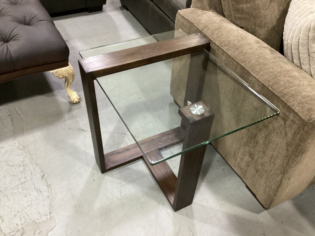 82462 - Magnussen Bristow End Table 22x26x25
