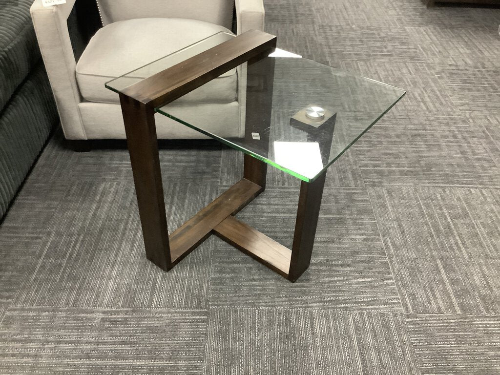 82462 - Magnussen Bristow End Table 22x26x25
