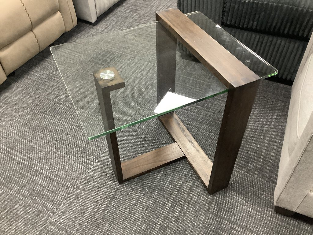 82462 - Magnussen Bristow End Table 22x26x25