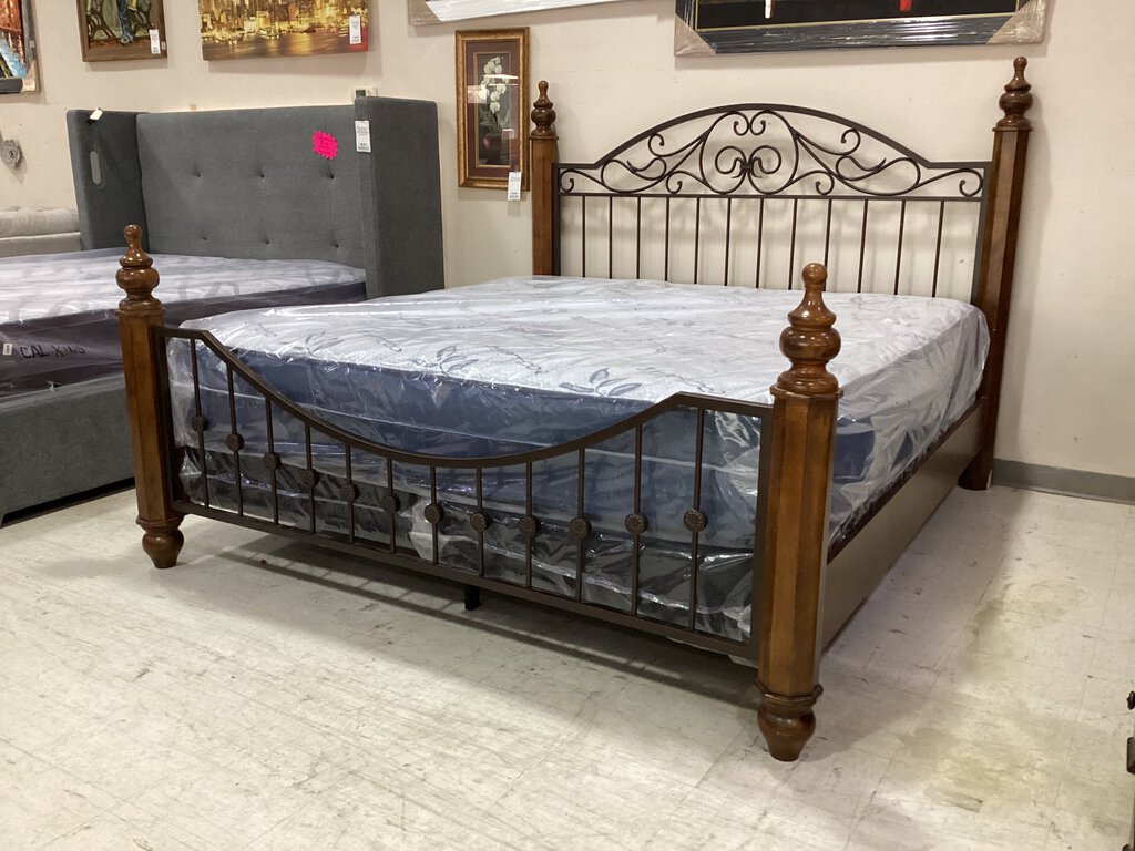 82524 - Ashley Wyatt King Bed Frame 91x82x61