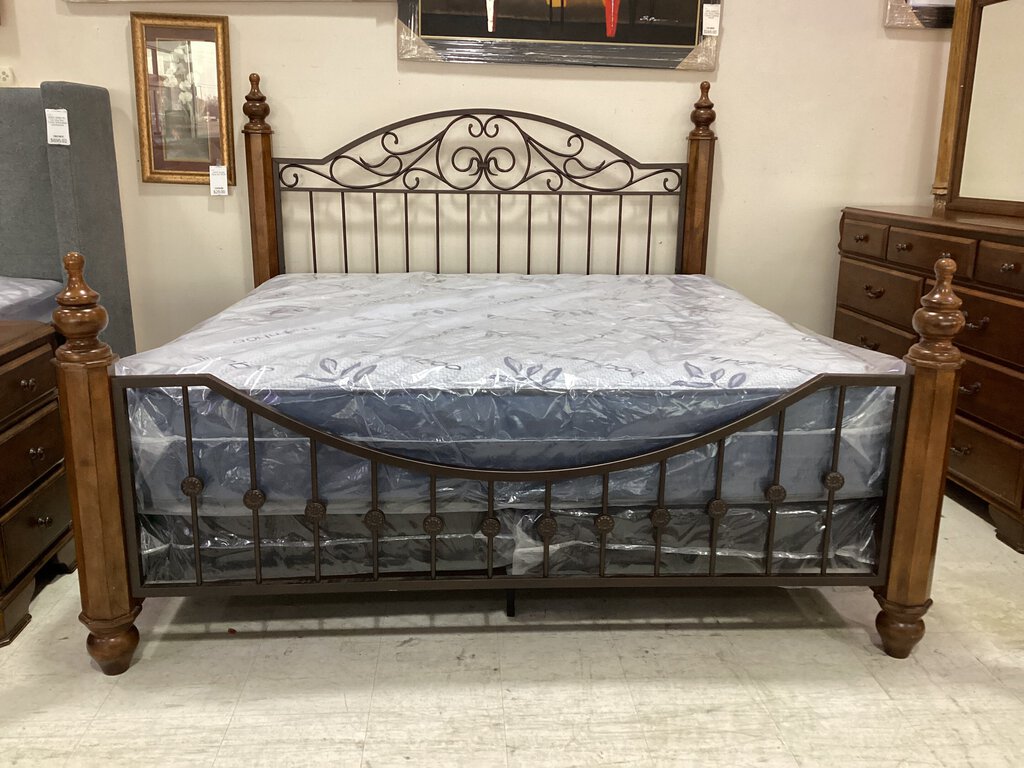 82524 - Ashley Wyatt King Bed Frame 91x82x61