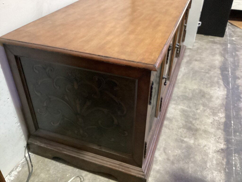 82842 - Pulaski Media Cabinet 63x26x27