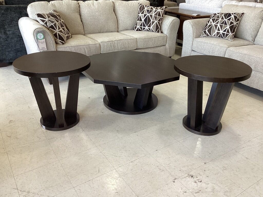82941 - Ashley Chasinfield 3pc Cocktail Table Set 43x43x17