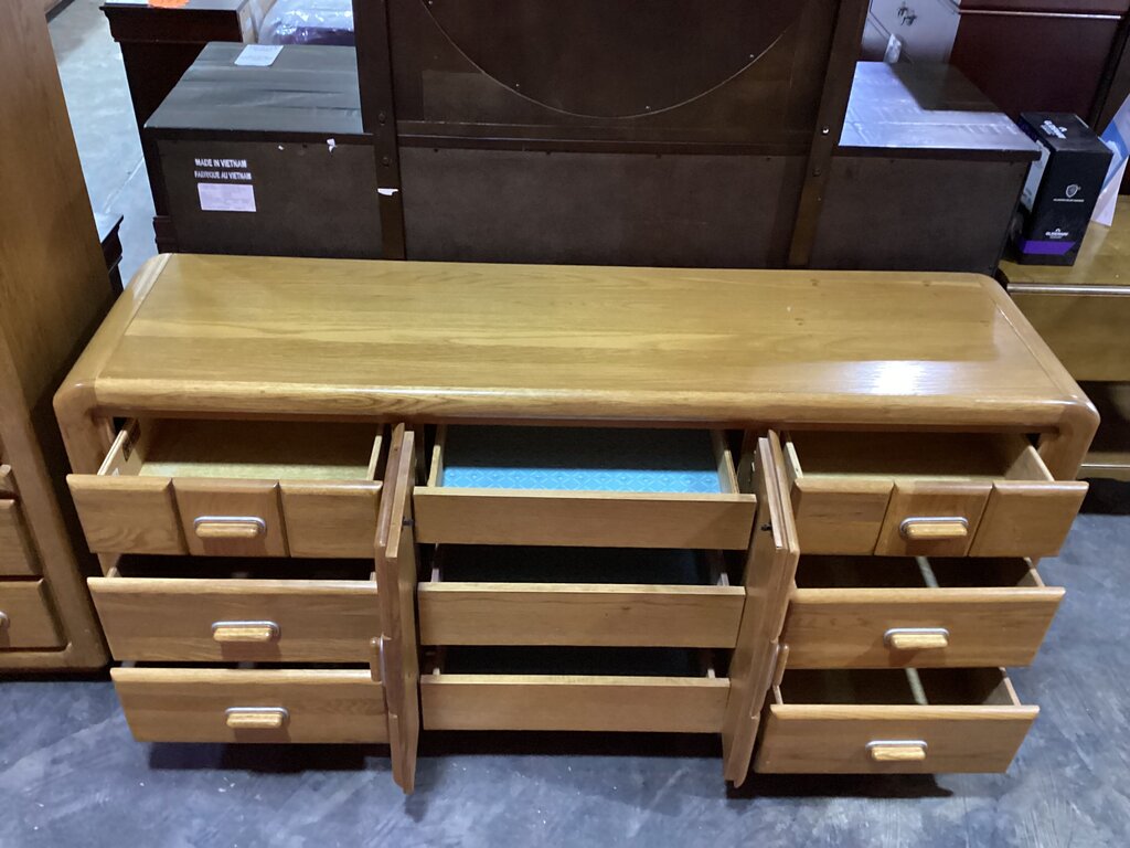 83217 - Vaughan-Bassett Dresser 68x18x30