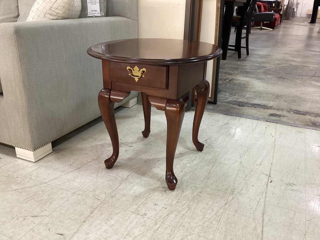 83911 - Broyhill Queen Anne Oval Side Table 23x27x23