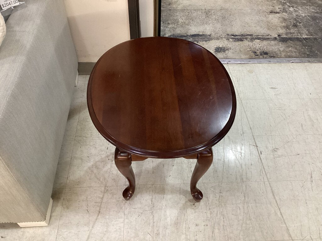 83911 - Broyhill Queen Anne Oval Side Table 23x27x23