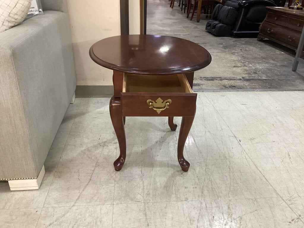 83911 - Broyhill Queen Anne Oval Side Table 23x27x23