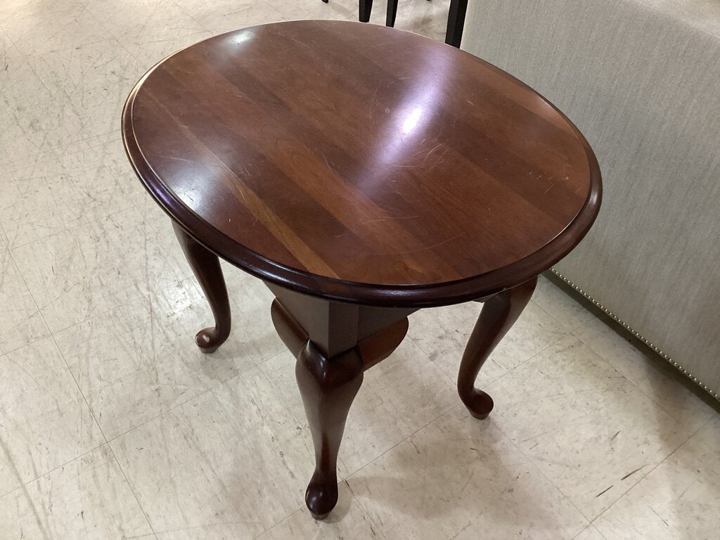 83911 - Broyhill Queen Anne Oval Side Table 23x27x23