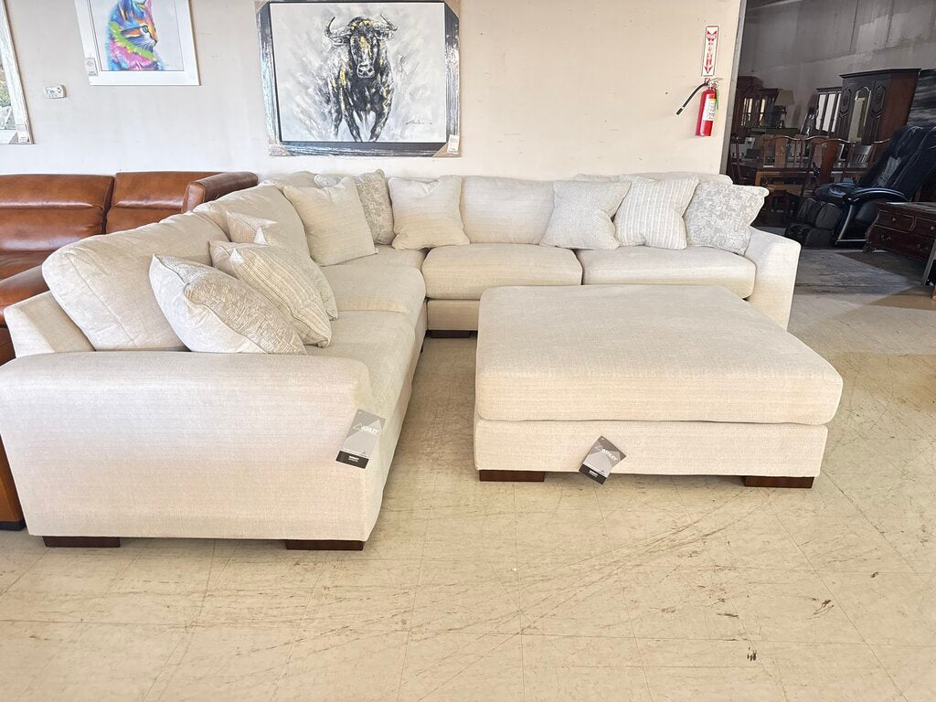 80588 - Ashley Lyndeboro 5pc Sectional w/Ottoman 125x125x30; Otto 51x51x20