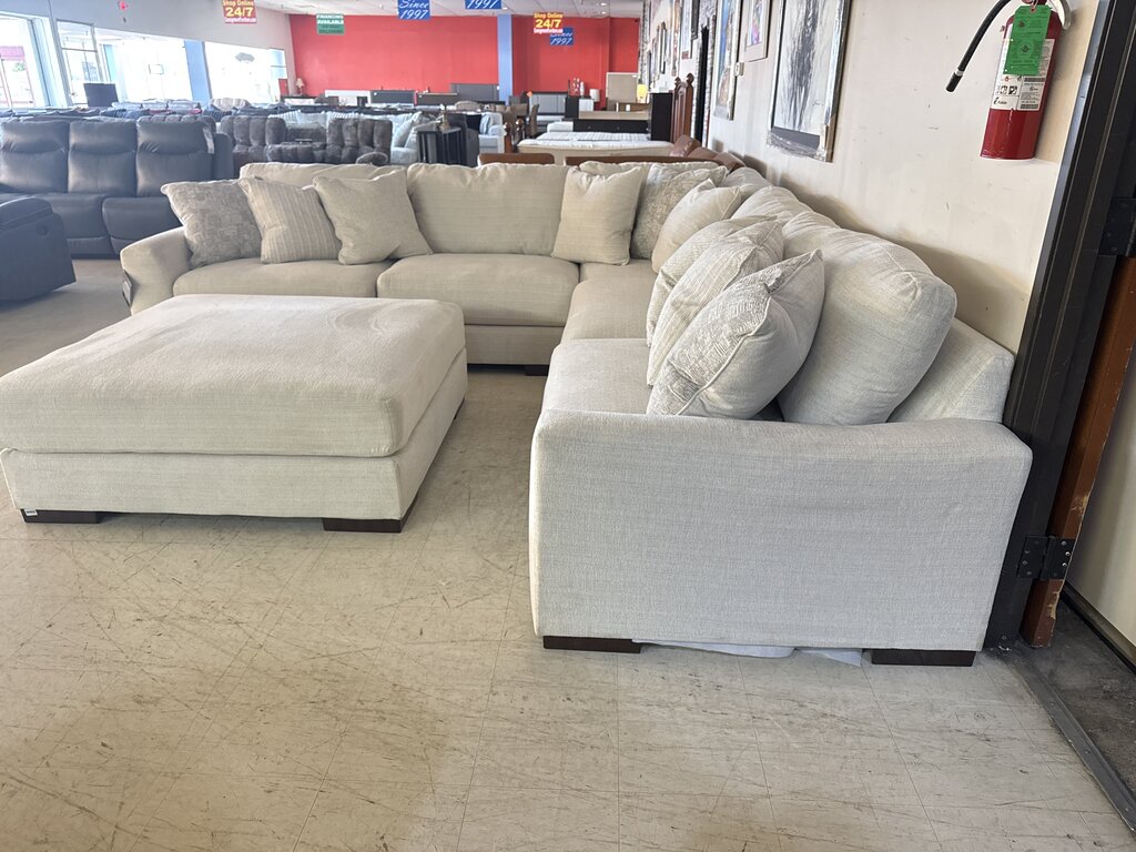 80588 - Ashley Lyndeboro 5pc Sectional w/Ottoman 125x125x30; Otto 51x51x20