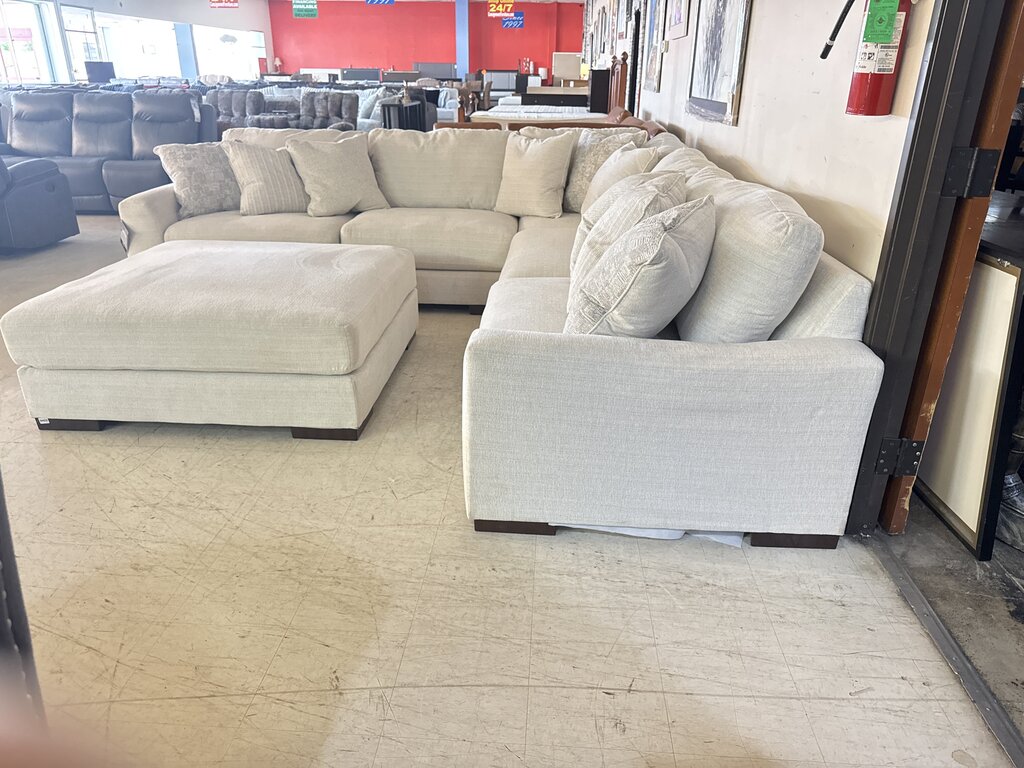 80588 - Ashley Lyndeboro 5pc Sectional w/Ottoman 125x125x30; Otto 51x51x20
