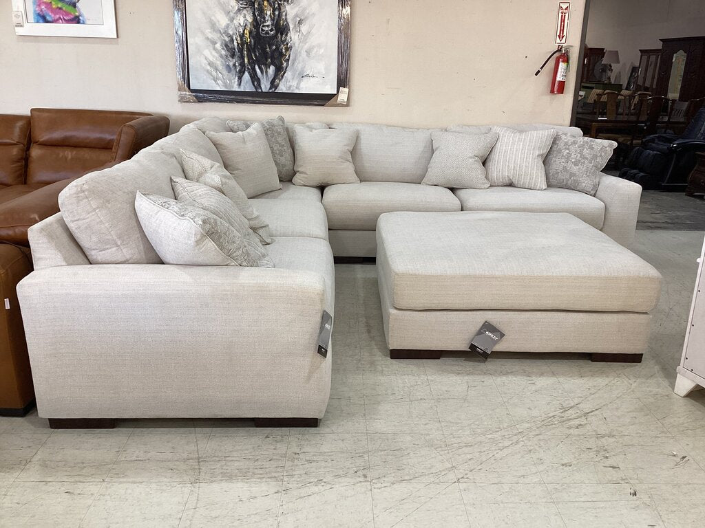 80588 - Ashley Lyndeboro 5pc Sectional w/Ottoman 125x125x30; Otto 51x51x20