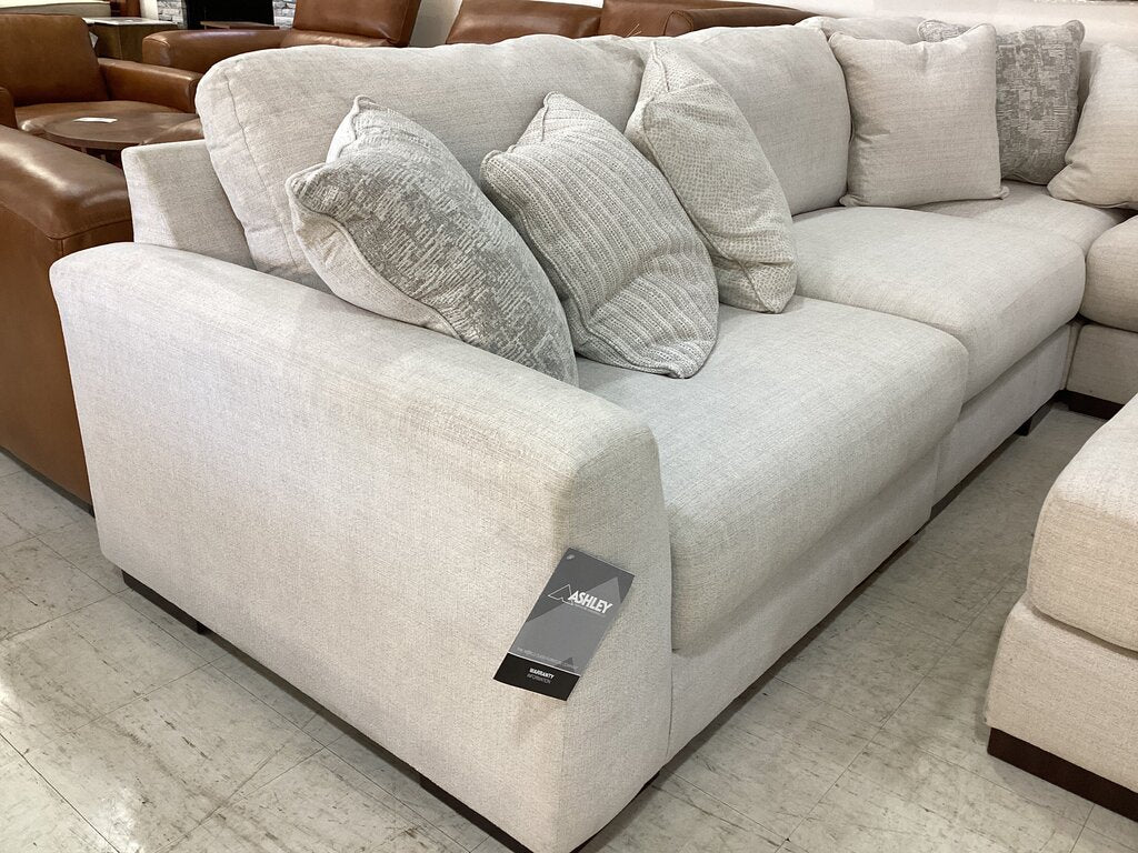 80588 - Ashley Lyndeboro 5pc Sectional w/Ottoman 125x125x30; Otto 51x51x20