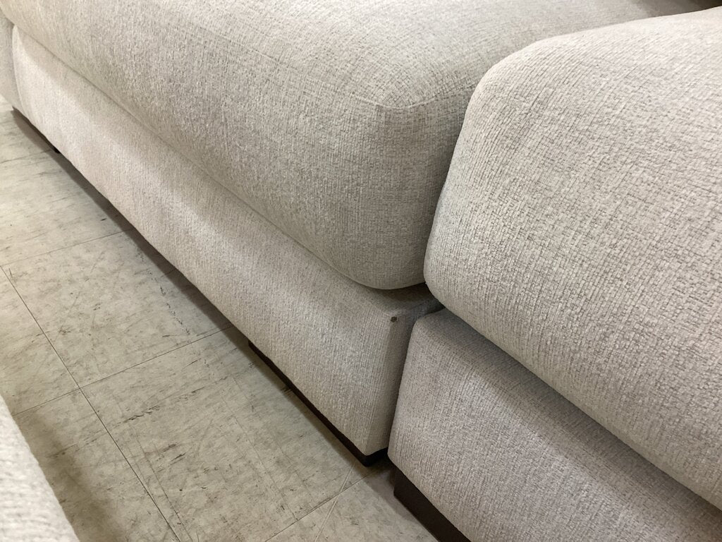 80588 - Ashley Lyndeboro 5pc Sectional w/Ottoman 125x125x30; Otto 51x51x20