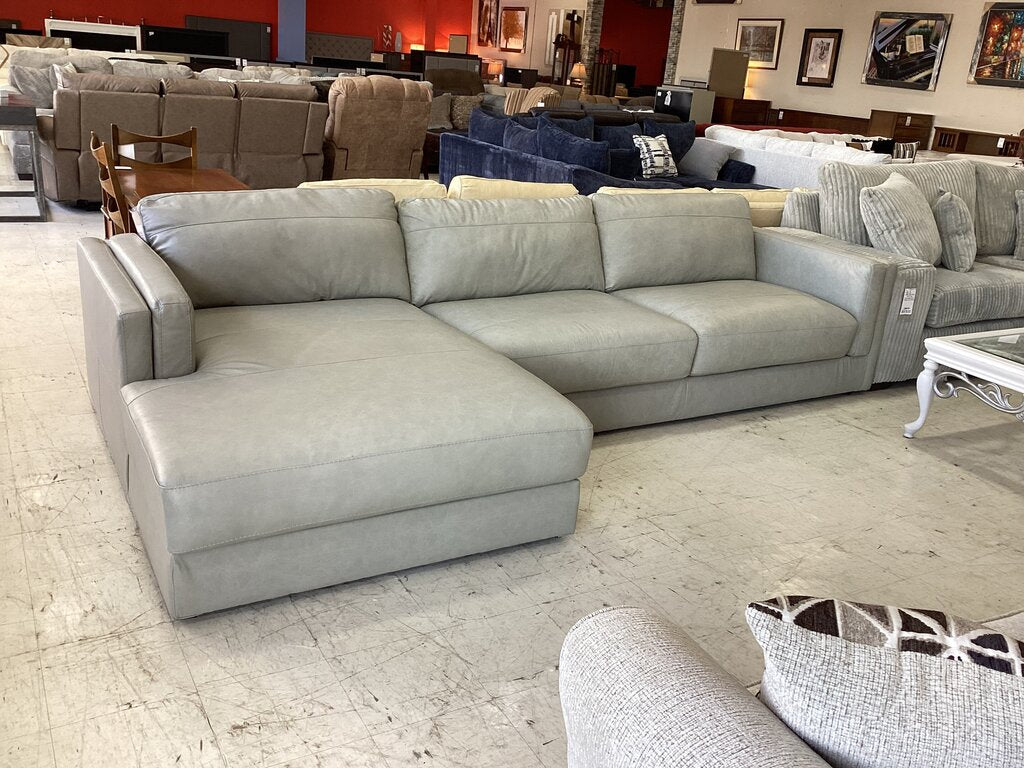 80624 - Ashley Amiata Leather 2pc Sectional w Chaise 134x70x33