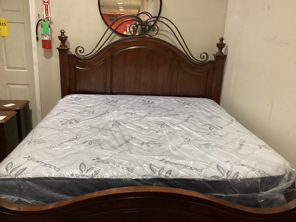 80612 Liberty Furniture King Size Wood/Iron Bedframe 81x80x63