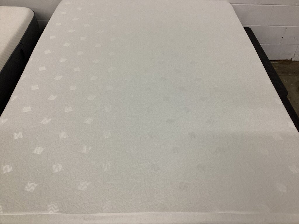 80609 - White Foam Queen Mattress