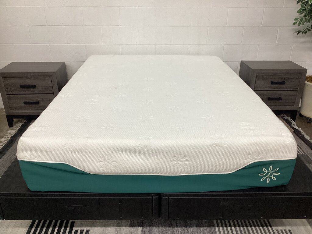 80675 - Green/White Queen Foam Mattress