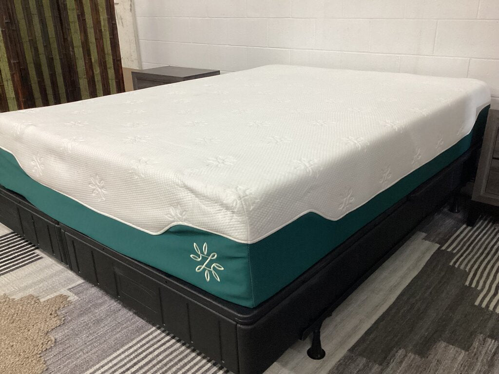 80675 - Green/White Queen Foam Mattress