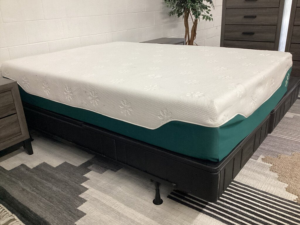 80675 - Green/White Queen Foam Mattress