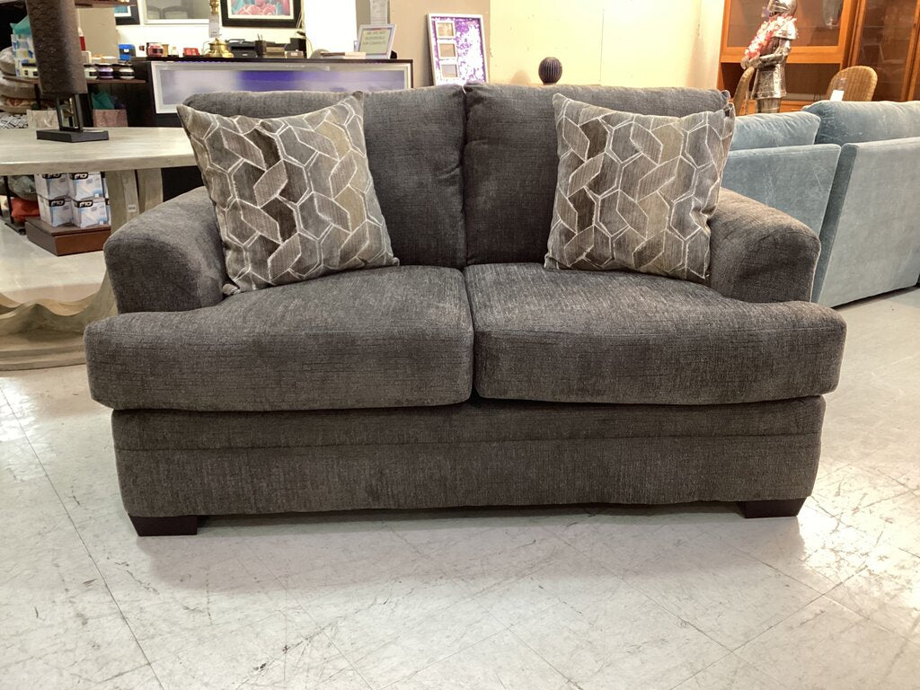 Nutmeg NEW Loveseat 65x40x40 (M11557)