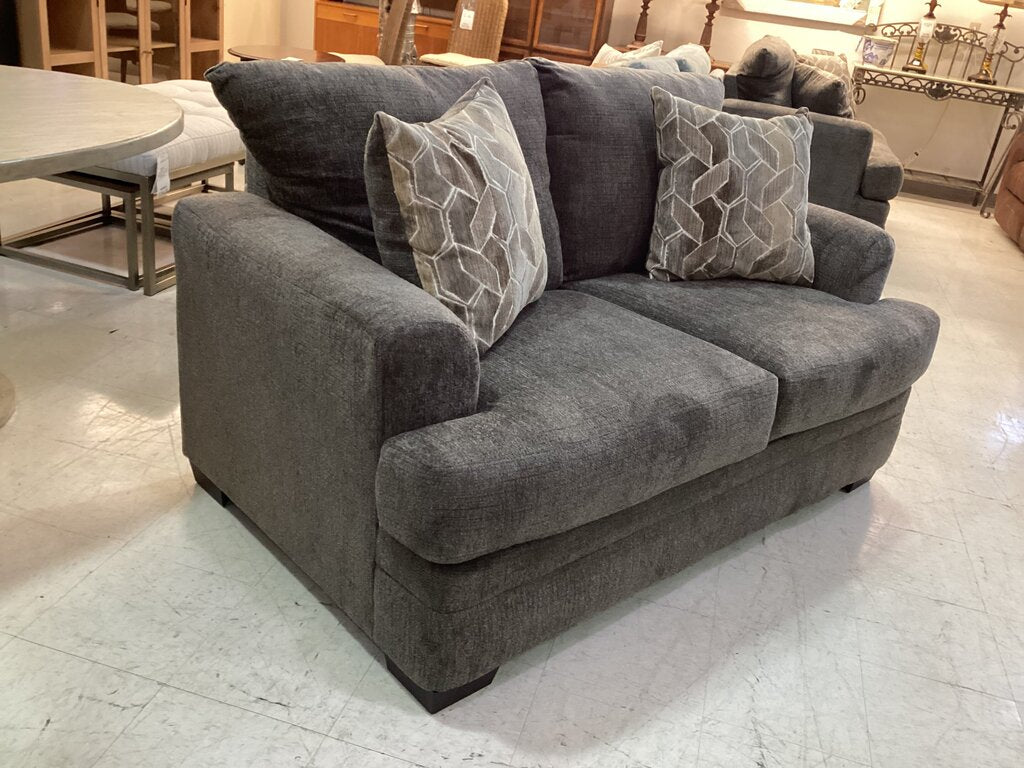 Nutmeg NEW Loveseat 65x40x40 (M11557)