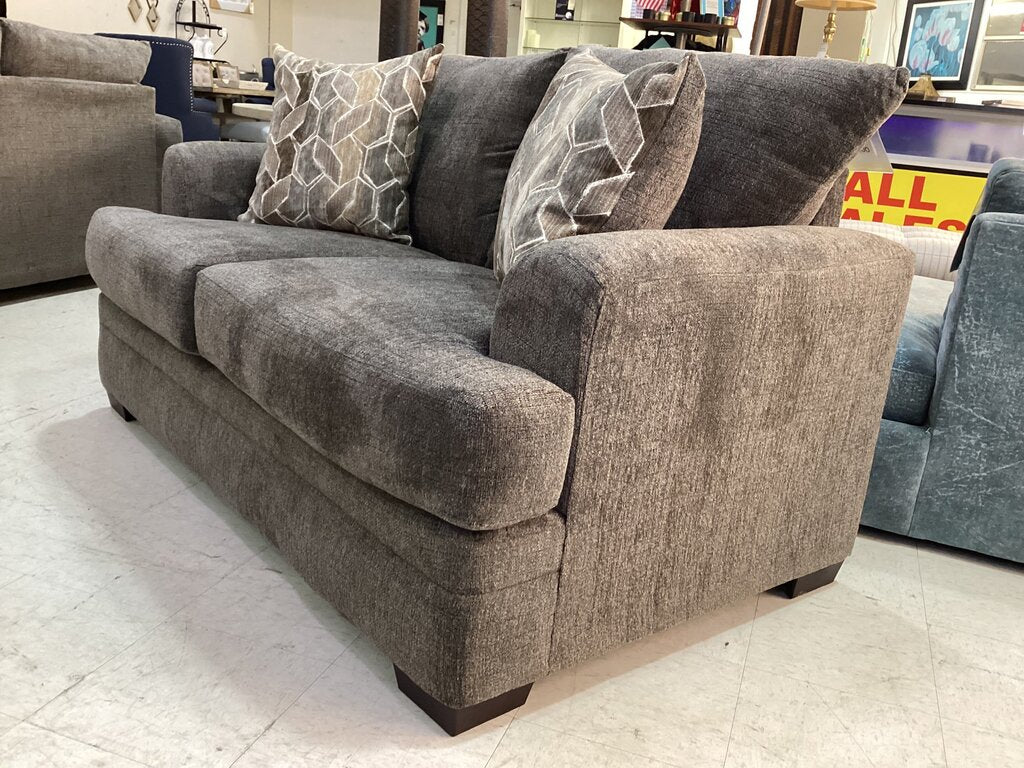 Nutmeg NEW Loveseat 65x40x40 (M11557)