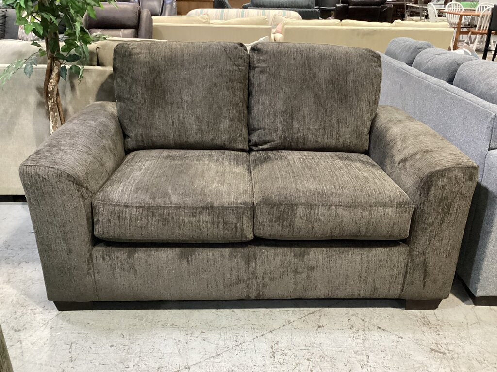 Nutmeg NEW Loveseat 65x40x40 (M11710)