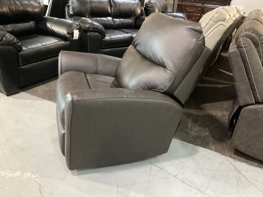 80878 - Ashley McAleer Manual Recliner 39x40x40