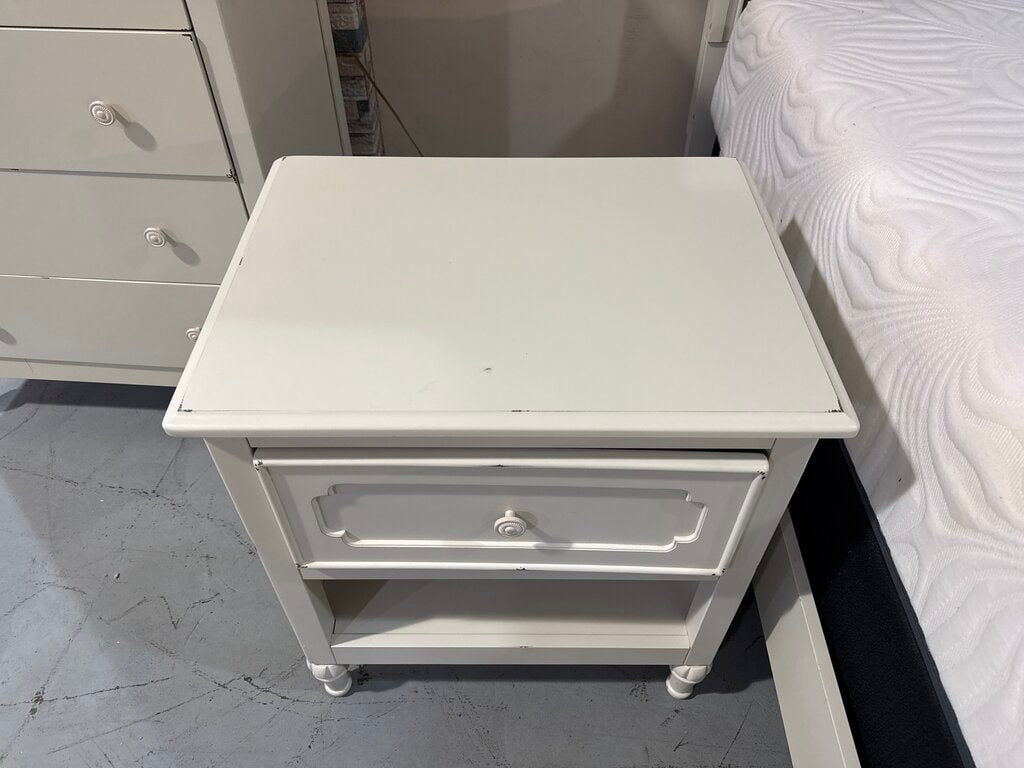 81000 (8531-5) Ashley Faelene Nightstand 24x17x25