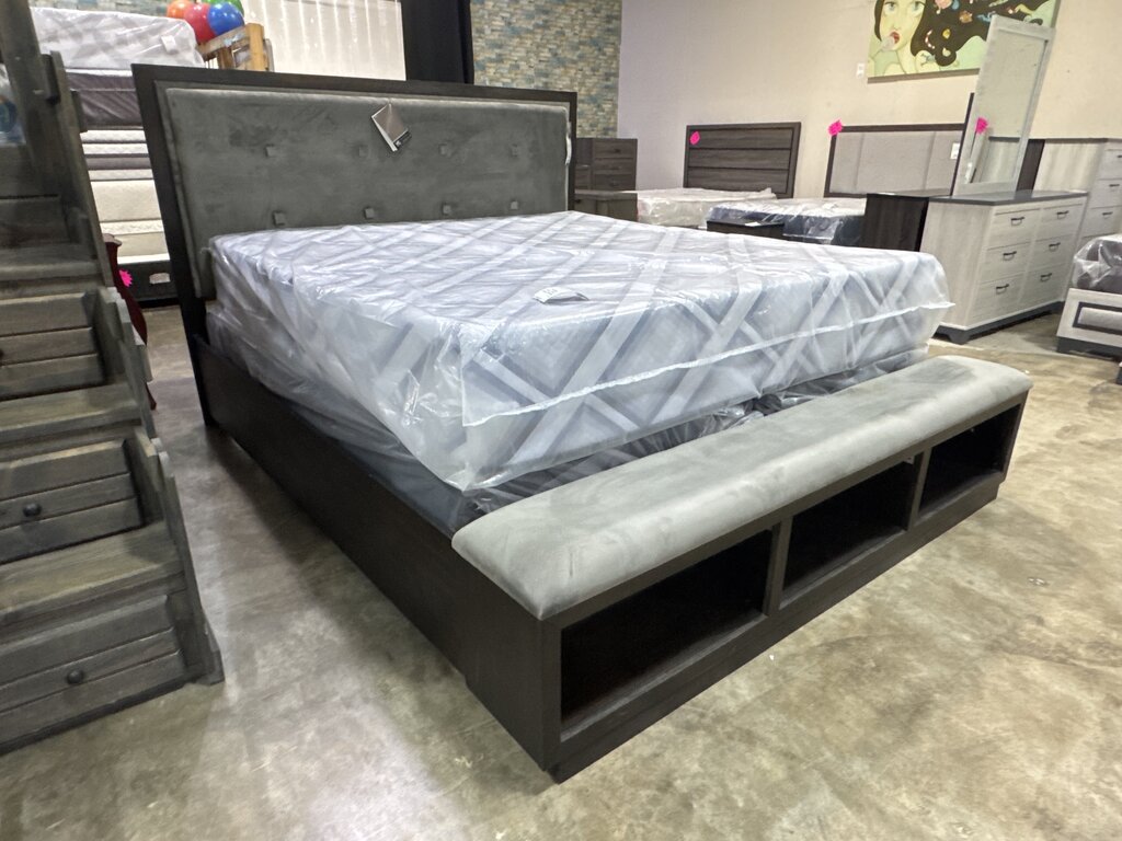 80982 - Ashley Hyndell King Bed Frame 82x97x56