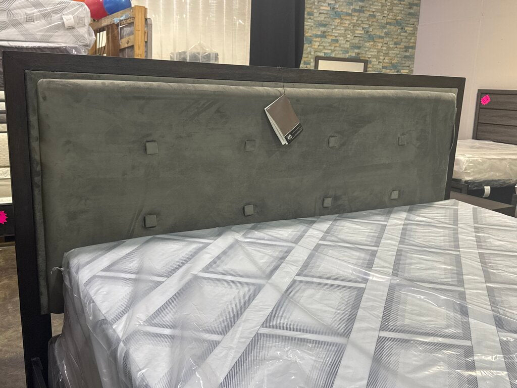 80982 - Ashley Hyndell King Bed Frame 82x97x56