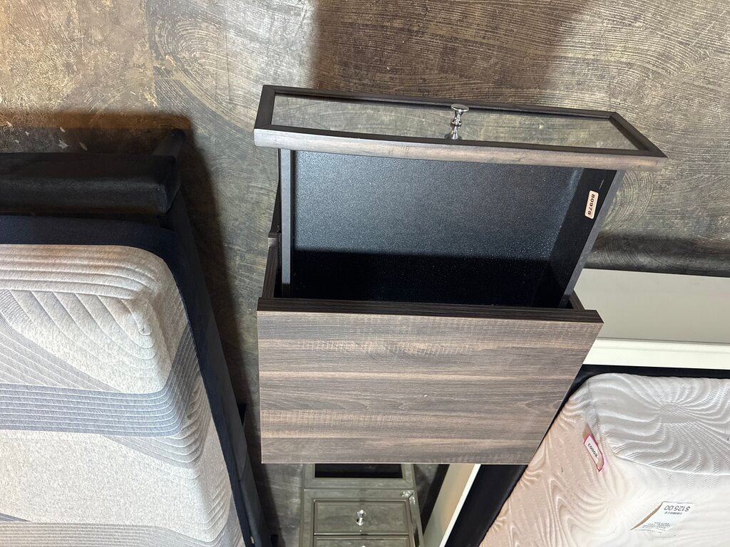 80978 - Adrianna Mirrored Front Nightstand 21x16x24