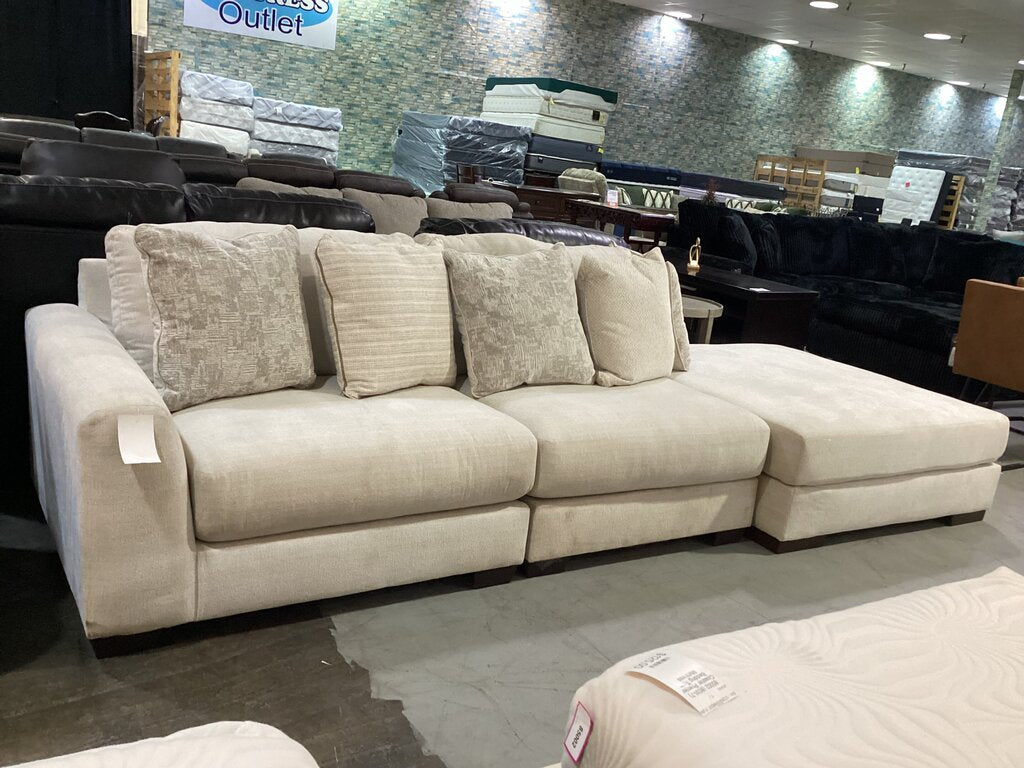 76892 - Ashley Lyndeboro 2pc w/Ottoman