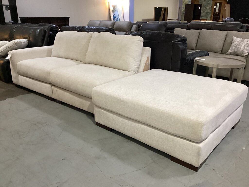 76892 - Ashley Lyndeboro 2pc w/Ottoman