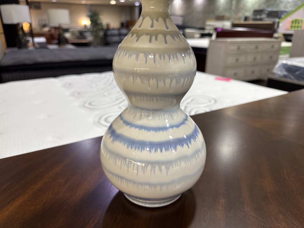 85052 - Blue & Cream 19in Table Lamp