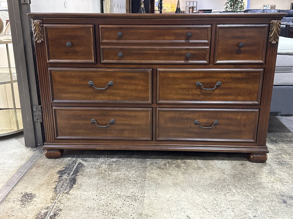 85050 - Ashley Leahlyn 8 Drawer Dresser 60x17x38