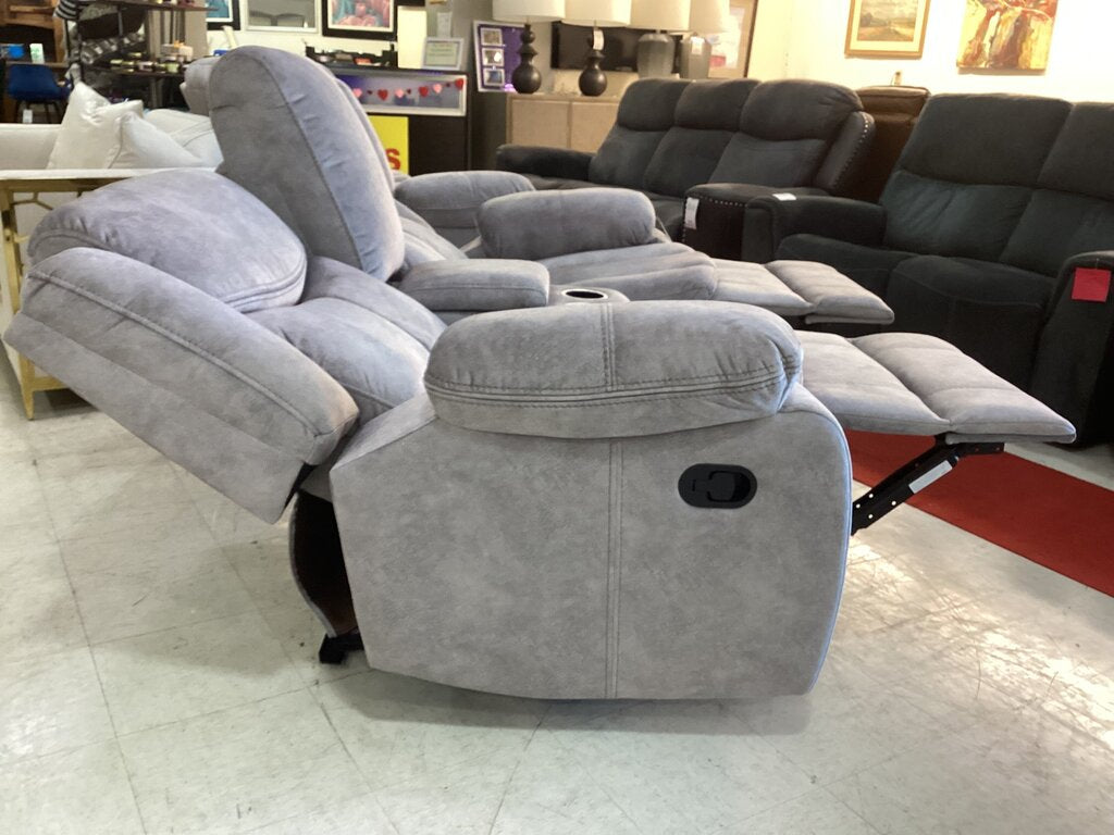 Emerson Silver Gray NEW Motion/Reclining Loveseat w/Console, USB - 75x30x40 -(665021)