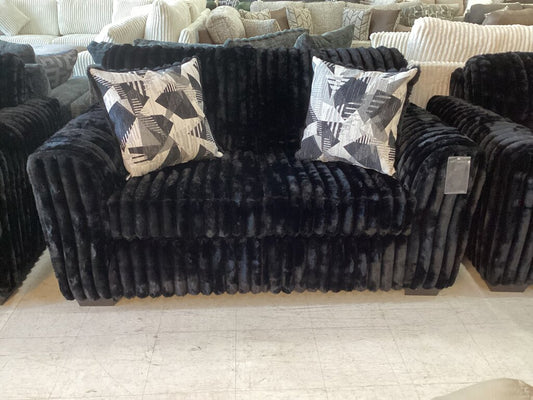 Lush Black NEW Loveseat 69x38x38 (7602)