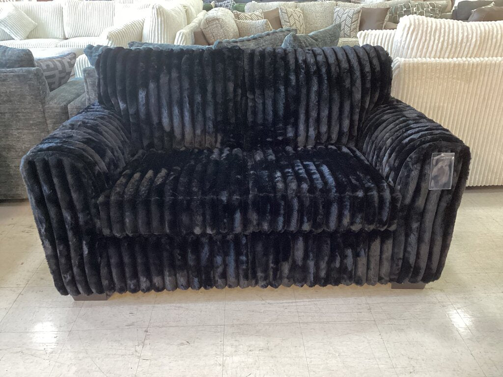 Lush Black NEW Loveseat 69x38x38 (7602)