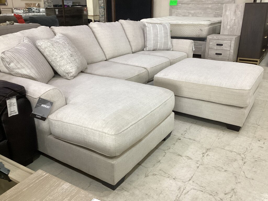 85599 - Ashley Lerenza 2pc Sectional w/Ottoman 129x70x37 / 40x40x20