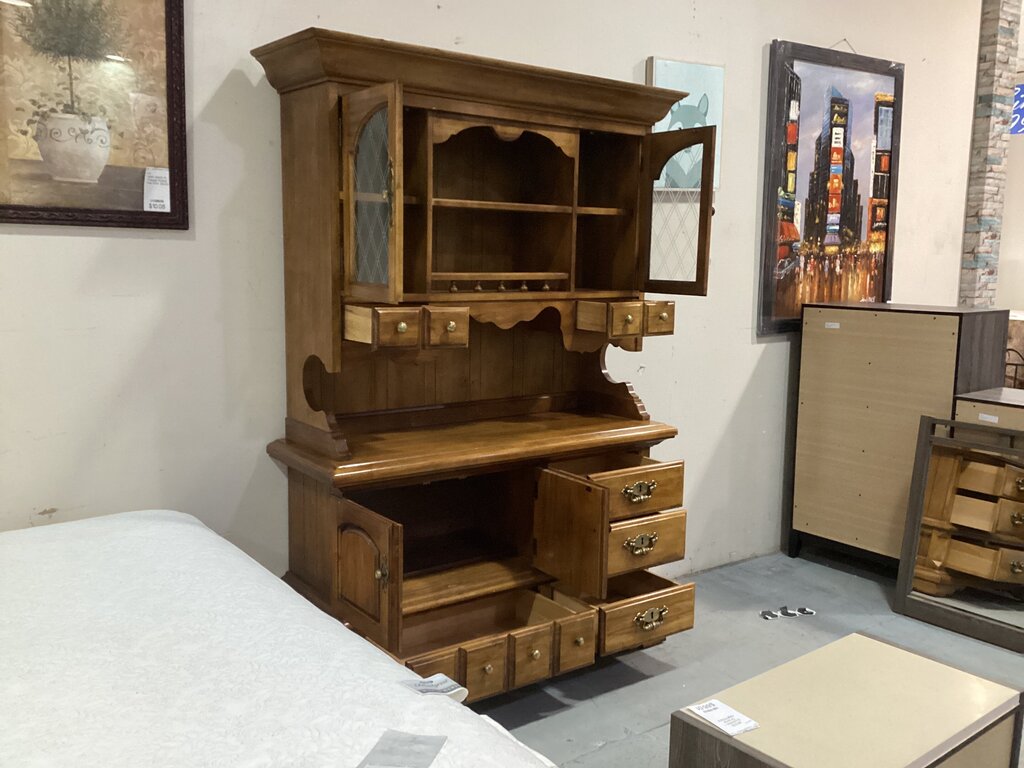 85656 - Thomasville Vintage 2pc Cabinet Hutch 56x20x83
