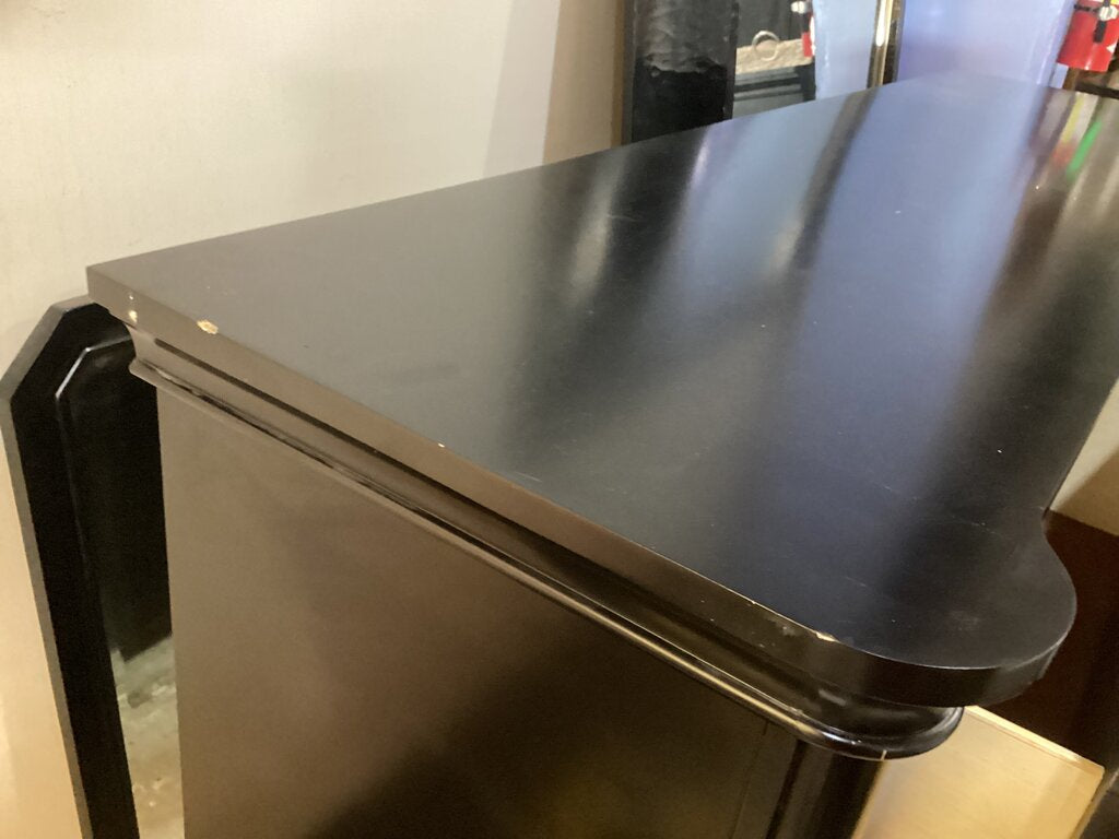 85562 - Klaussner Black Dresser 64x19x42