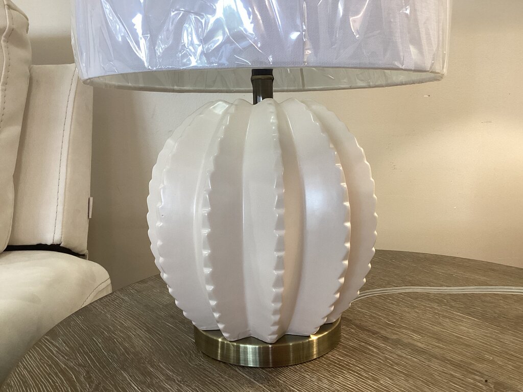 85963 - UMA Metal Table Lamp 12x19