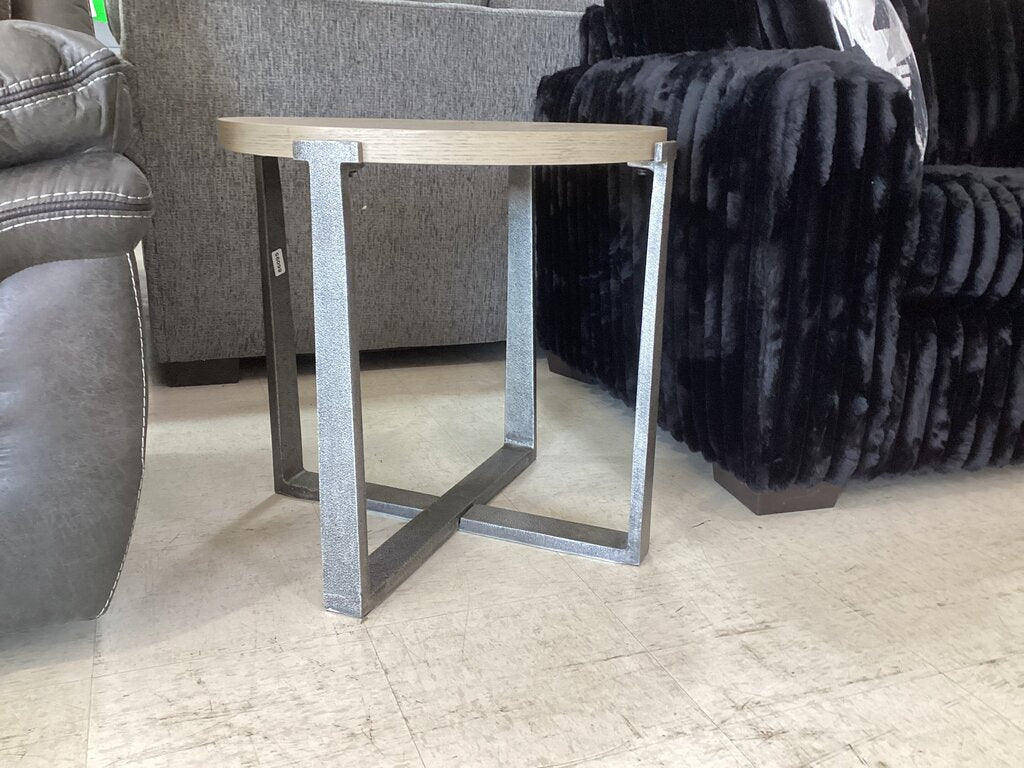 86095 - Ashley Dalenville Round End Table 24x24x24