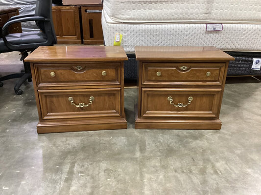 86181 Thomasville Traditional Pair of Nightstands 26x16x22