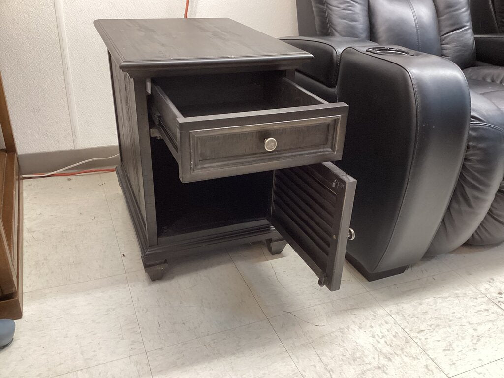 86323 - Chairside Table 18x24x24