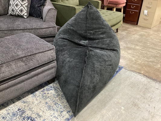 Cozy Black NEW Pea Pod Lounger